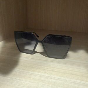 Chic Black Sunglasses